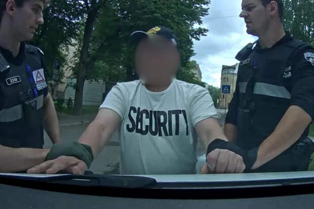 Мужчина в кепке с гербом России оскорбил полицейских и был задержан в Риге