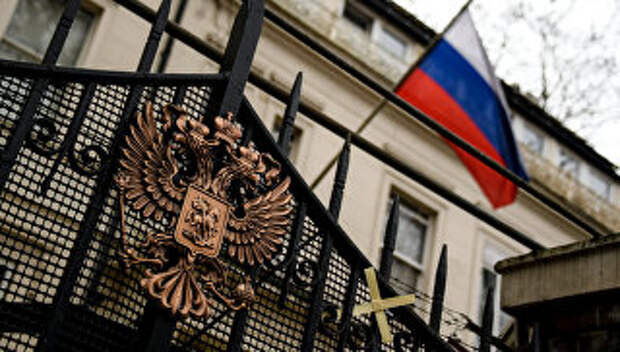 Герб на ограде здания российского посольства в Лондоне. Архивное фото