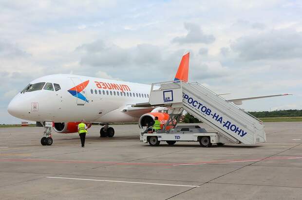 Авиакомпания "Азимут" получила первый самолет Sukhoi Superjet 100