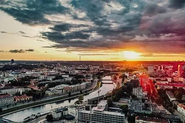 Над столицей европейской страны заметили неизвестные летающие объекты