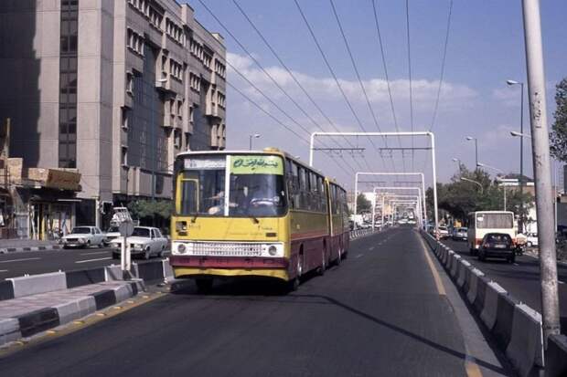 2005 год, Тегеран. Изрядно потрёпанный Ikarus-293 работает на линии скоростного автобуса Ikarus 293, авто, автобус, автомобили, икарус, общественный транспорт, транспорт
