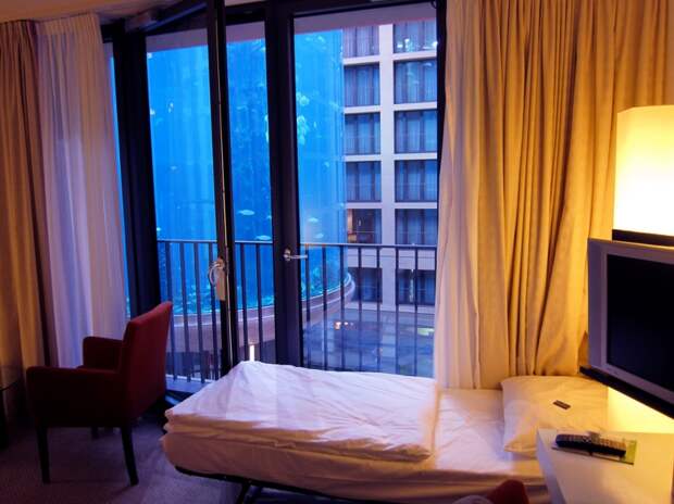 Отель Radisson Blu в Берлине. Гигантский аквариум. Фото