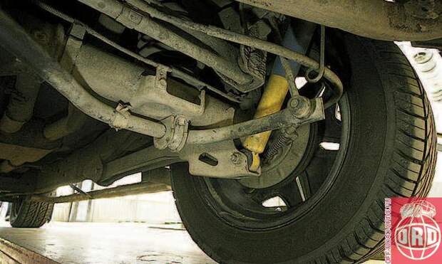 Задняя пружинная подвеска держит на четырех продольных рычагах неразрезной мост. Все выглядит основательно. Вот только... ход сжатия. Интересно, если как следует загрузить кузов, останется хотя бы один миллиметр хода подвески?