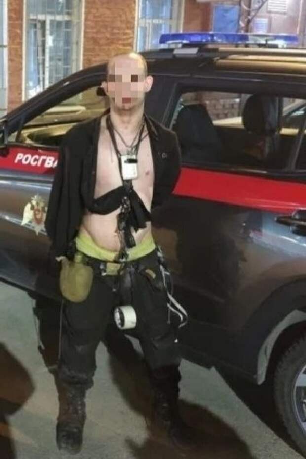 В Петербурге мужчина молотком расколотил дверь квартиры соседа