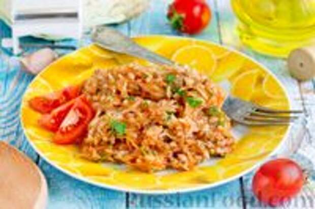 Фото к рецепту: Тушёная капуста с фаршем и рисом