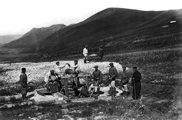 Каторжники на Савинском руднике в Забайкалье, 1891 год. Фото: Алексей Кузнецов / Библиотека конгресса США