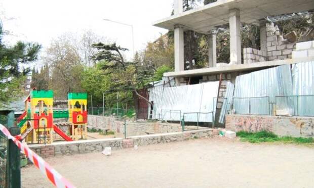 Жители Массандры через суды избавили детей от бесцеремонного соседства