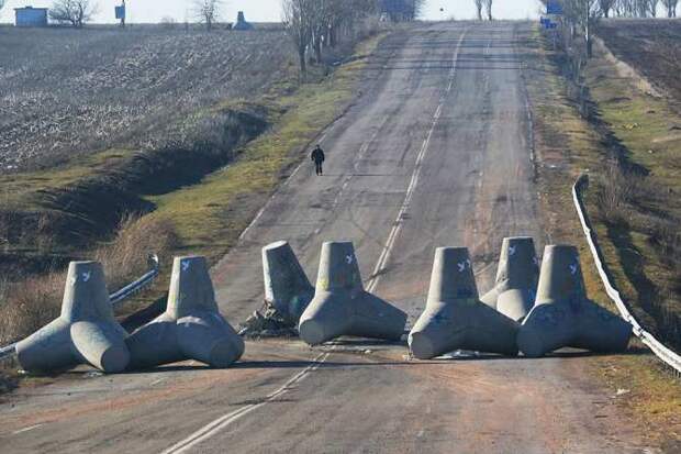 «Подготовленные» украинские укрепления на Харьковском направлении просто свалены на обочине (ФОТО)
