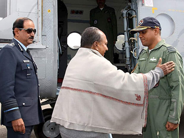 Министр обороны Индии Аракапарамбил Куриен Энтони напутствует пилота Ми-17В-5 на церемони приемки первых вертолетов