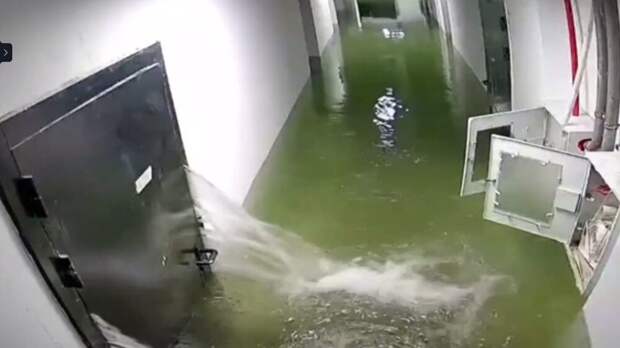 Мощный поток воды выбил металлическую дверь в хабаровском ЖК