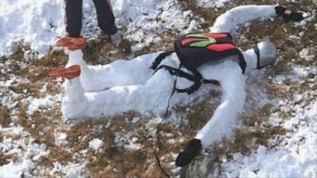 Кажется, ребята нашли неудачно приземлившегося парашютиста. зима, снег, снеговик