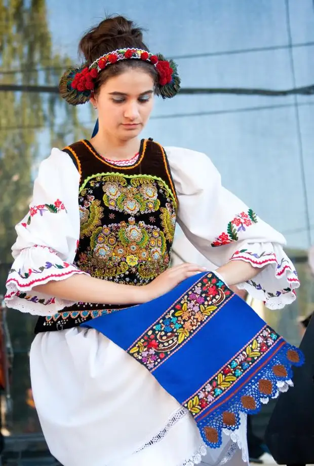 Национальная одежда страны. Румынки в национальных костюмах. Румынские девушки в национальных костюмах. Традиционные румынские платья. Румынский национальный костюм женский.