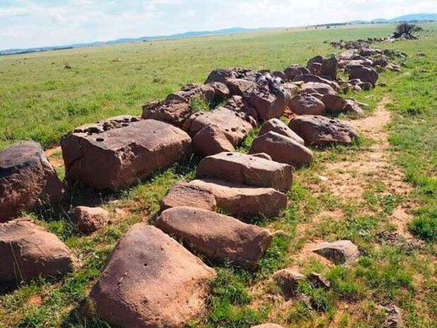 8 000-летние петроглифы обнаружены в старейшем кратере в Южной Африке 