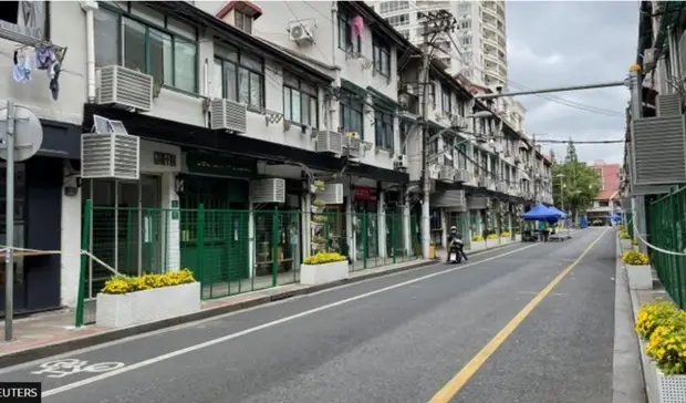 В Шанхае жилые дома огородили заборами, чтобы помешать жителям выходить на улицу