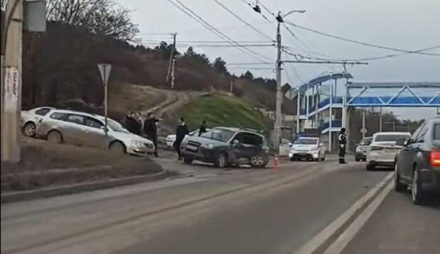 Серьезная авария на трассе в Крыму стала причиной многокилометровой пробки