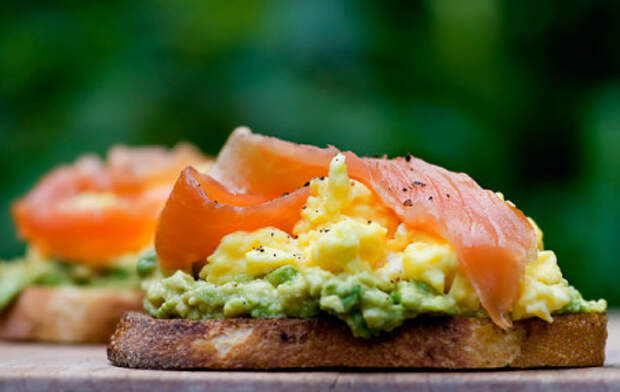 delicious-smoked-salmon-sandwitch