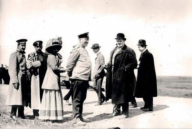 На фото И. П. Пузырев второй слева