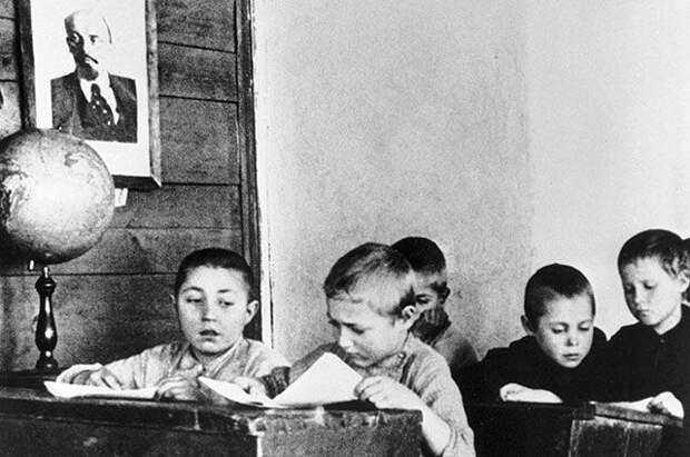Ученики за партами на уроке в сельской школе, 1928 г. Ученики за партами на уроке в сельской школе, 1928 г.