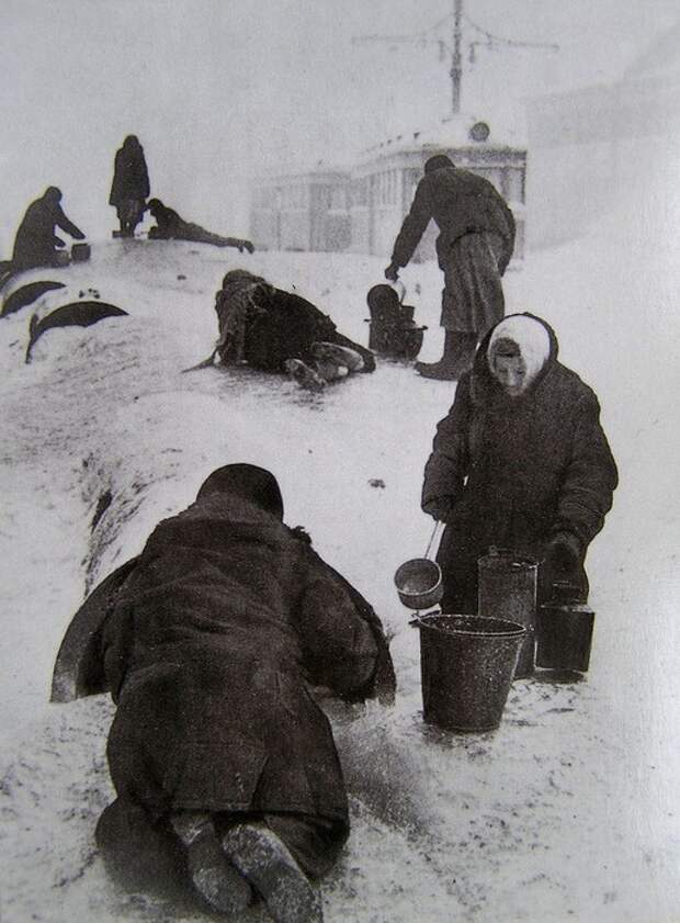 Люди добывают воду в блокадном Ленинграде