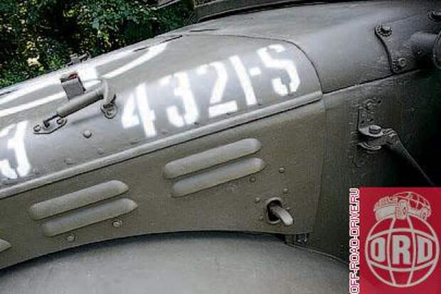 Привычный по ГАЗ-69 и Jeep Wrangler крюк здесь служит не для фиксации капота, а для «удержания» в откинутом положении рамки лобового стекла.