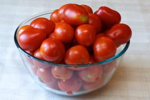 Для заготовки томатного сока возьмём спелые помидоры. Количество помидоров совершенно произвольное, ориентировочно из 1,5 кг помидоров получается 1 л сока.