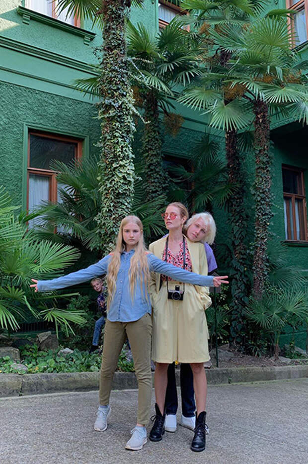 Наталья Водянова с дочерью Невой и сыном Лукасом
