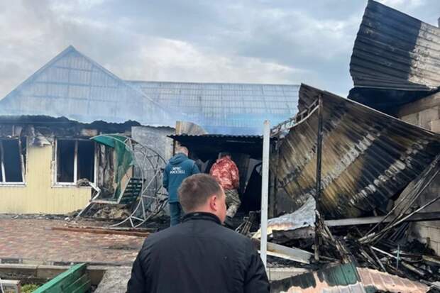 На Кубани семья с 10 детьми чудом спаслась во время пожара: их дом сгорел дотла