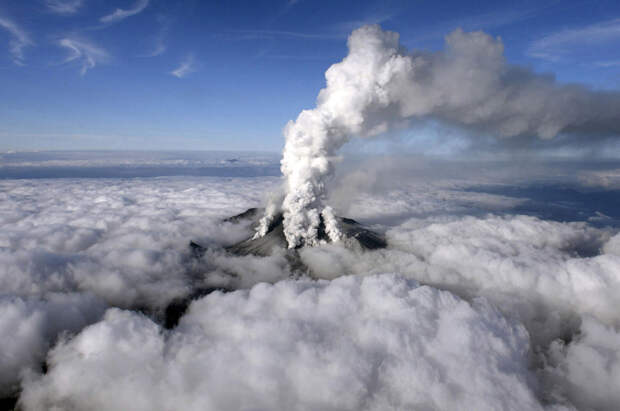 Пар и вулканические газы поднимаются из сложного вулкана, расположенного на японском острове Хонсю