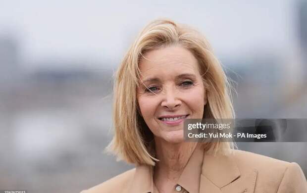 Лиза Кудроу: "Нет ничего лучше, чем смешить людей". Звезда "Друзей" дала эксклюзивное интервью Metro