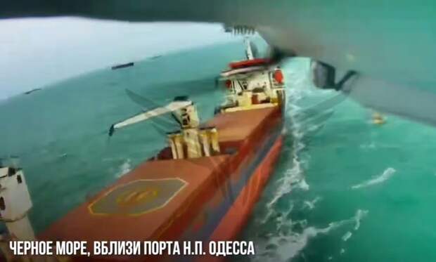 В порту Одессы пылает танкер: Россия убивает украинскую морскую торговлю, ракеты гасят свет в Киеве