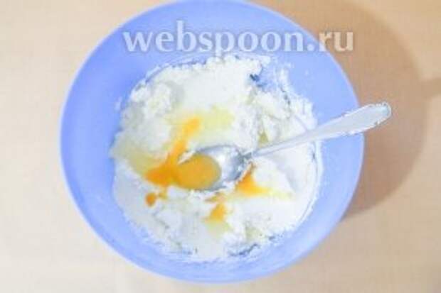 Вбиваем яйцо, добавляем соль, сахар и снова перемешиваем.