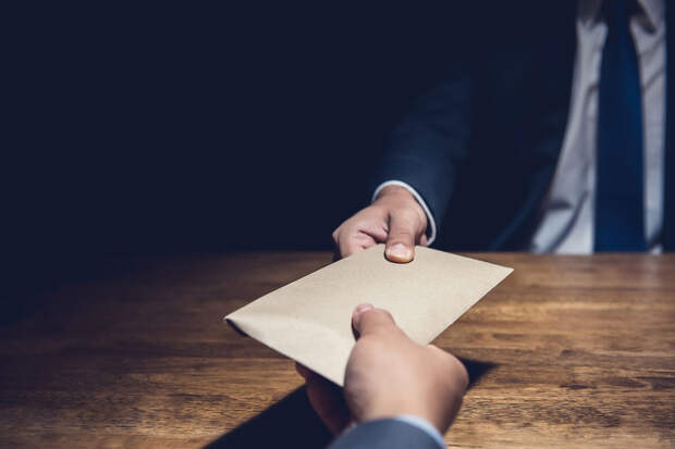 Бизнесмен Ваганян заявил, что давал взятки бывшему главе СБУ Баканову