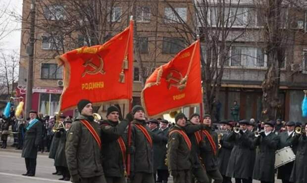 Против нацгвардейцев из Кривого Рога возбудили дело за парад под красными знаменами