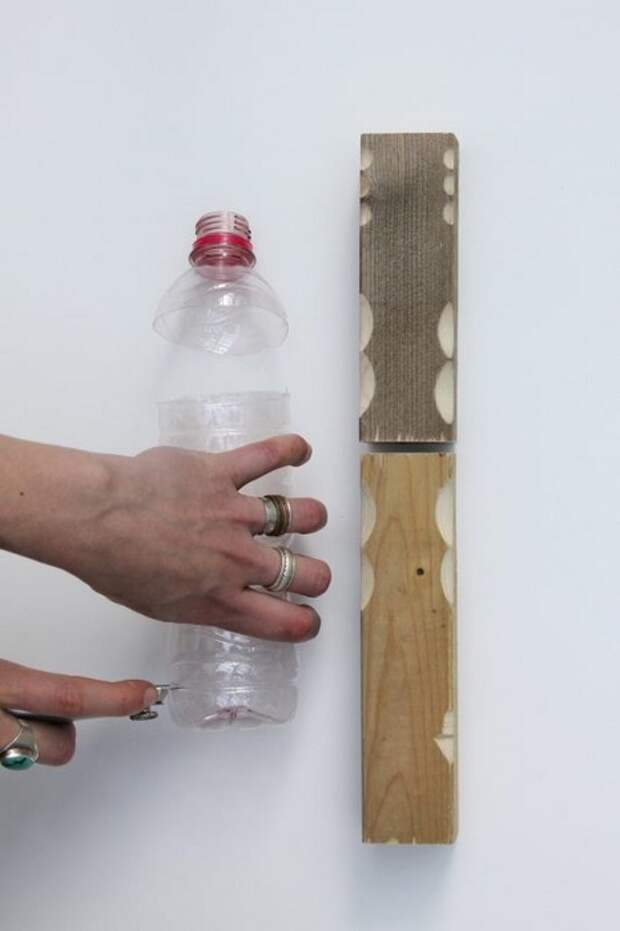 Как дизайнер чинит и собирает мебель с помощью пластиковых бутылок