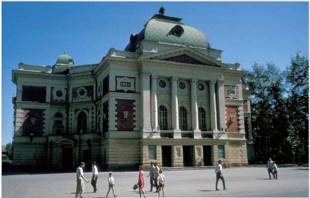 Иркутский академический театр имени Н.П. Охлопкова на улице Карла Маркса. 