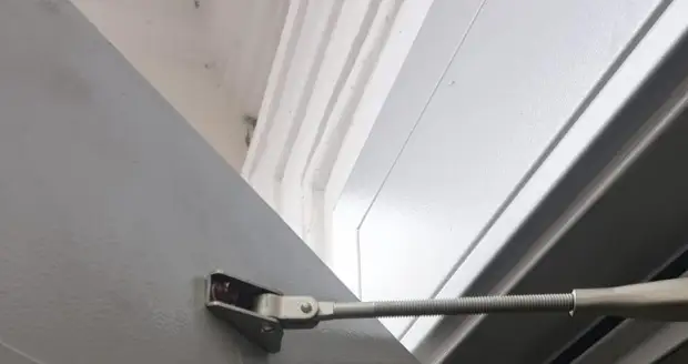 Дверной доводчик на Люблинской сломался от грубых толчков