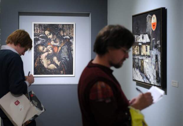 На выставке Оскара Рабина «Три жизни» в Третьяковской галерее. Фото ИТАР-ТАСС/ Григорий Сысоев