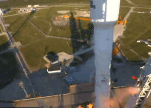 SpaceX успешно запустила в космос уже летавшую первую ступень Falcon 9 и снова посадила ее
