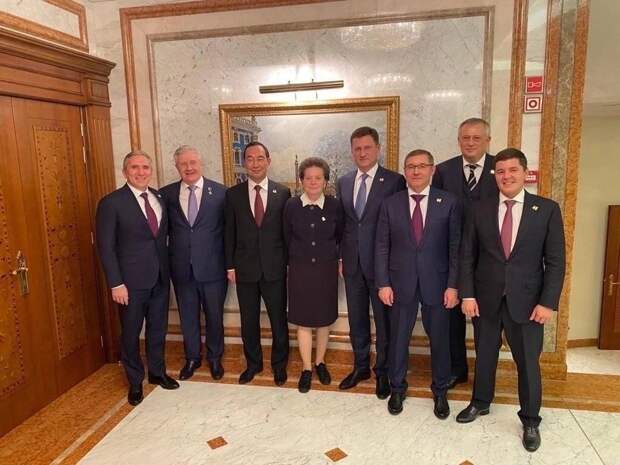На закрытой вечеринке главы «Сургутнефтегаза» побывали вице-премьер и пять губернаторов