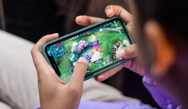 Мужчина застал сына играющим в видеоигры в час ночи и заставил его играть до упора