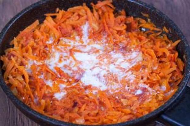 Овощи заливаются молочным соусом
