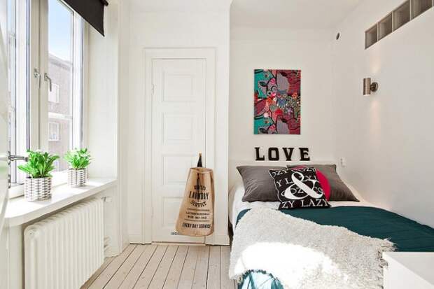 Абстрактные картины, картины в стиле модерн или коллажи из фотографий помогут создать уникальный, изящный и яркий дизайн вашей спальной комнаты, при этом они не займут много места