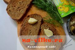 Закуска на чесночных гренках со шпротами