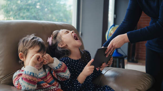 Психолог Таранова назвала истерику ребёнка признаком зависимости от гаджетов