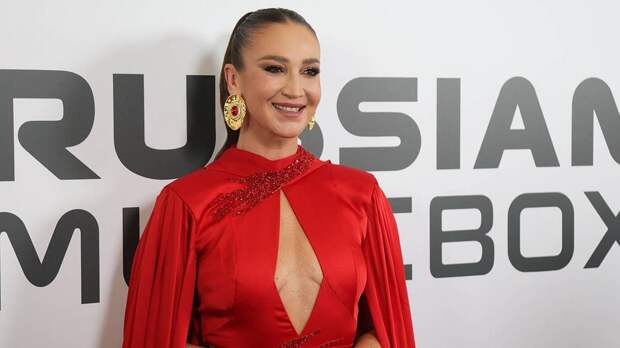 «Трудяга до мозга костей»: Ольга Бузова встретила Новый год на съемках, а Кристина Асмус освоила серфинг