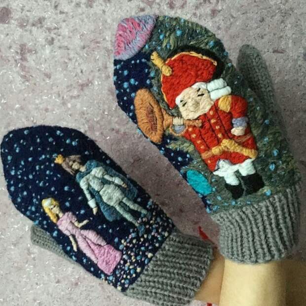 Вышитые шерстью варежки