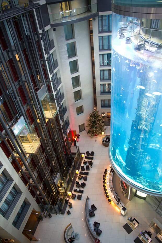 Отель Radisson Blu в Берлине. Гигантский аквариум. Фото