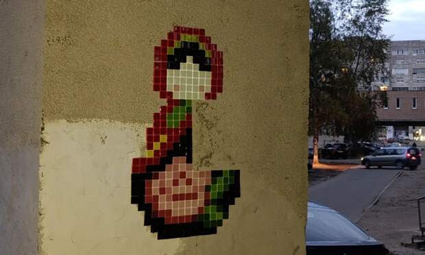 Матрёшка в районе музея ИЗО. Фото Романа Филковского