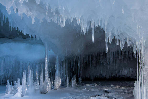 Ледяные гроты Байкала