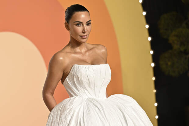 Ким Кардашьян распродаст свою одежду ради помощи женщинам